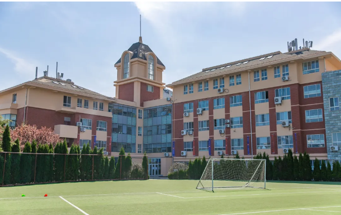 青岛梅尔顿学校前身为青岛二中剑桥国际高中,成立于2000年,是上海学领