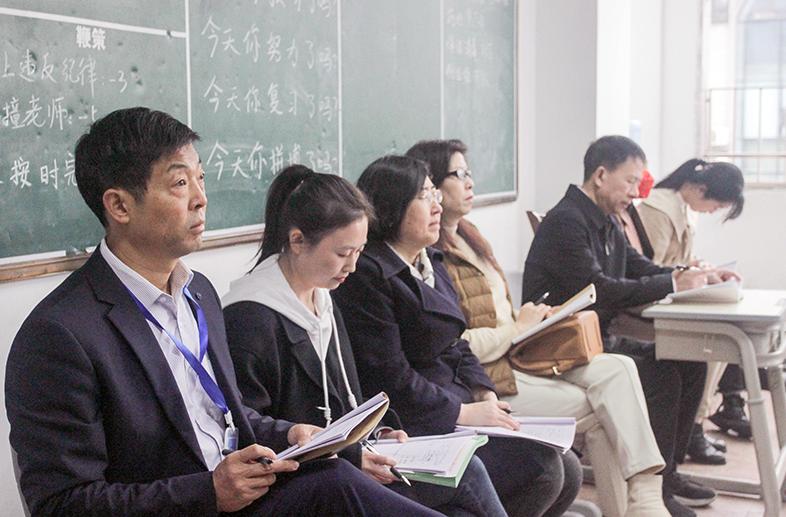 金牛区教科院领导及各学科教研员一行，到我校中学部开展集体视导工作