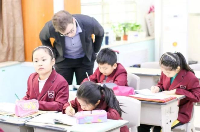 北京爱迪学校高中部都开设哪些课程？