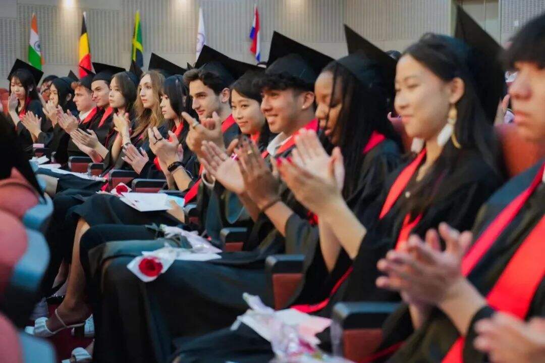 深圳蛇口国际学校:祝贺2023届学生毕业！