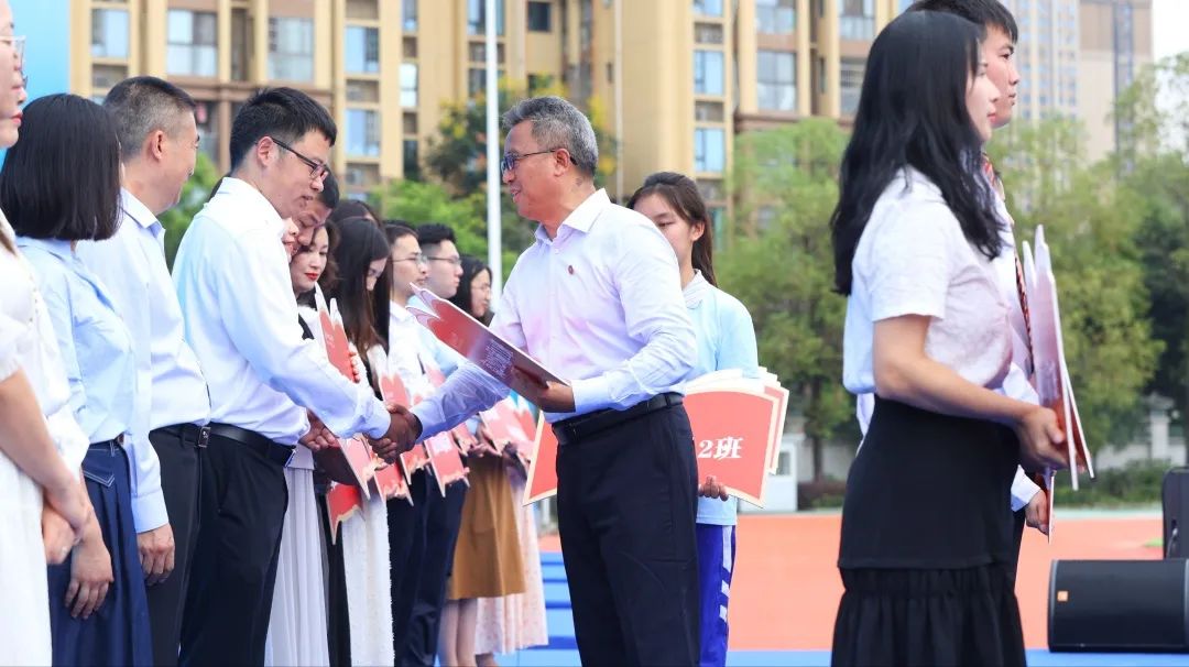 成都石室中学隆重举行开学典礼！
