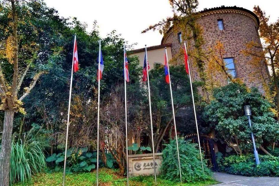 成都天府新区麓山光亚学校