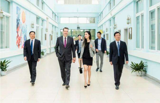 重磅！加拿大驻沪总领事见证枫华与加拿大里贾纳大学签署合作协议