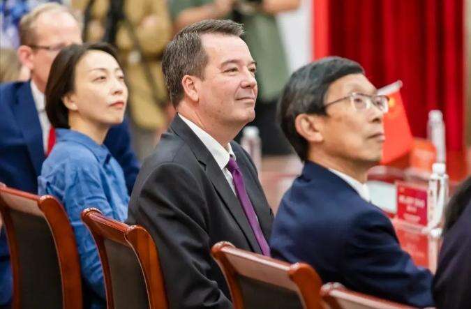 重磅！加拿大驻沪总领事见证枫华与加拿大里贾纳大学签署合作协议