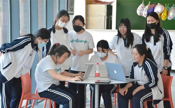 北京四中国际课程佳莲校区初中部一年学费多少钱？