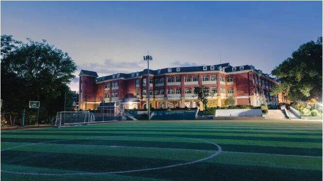 近日，华美外国语学校传来喜讯，成功获批高中办学资格，由&ldquo;九年一贯制学校&rdquo;变更为&ldquo;十二年一贯制学校&rdquo;（高中18个班576人）。这是学校发展历程中的重要里程碑，也是对学生、家长及社会各界长期以来关心和支持的肯定。