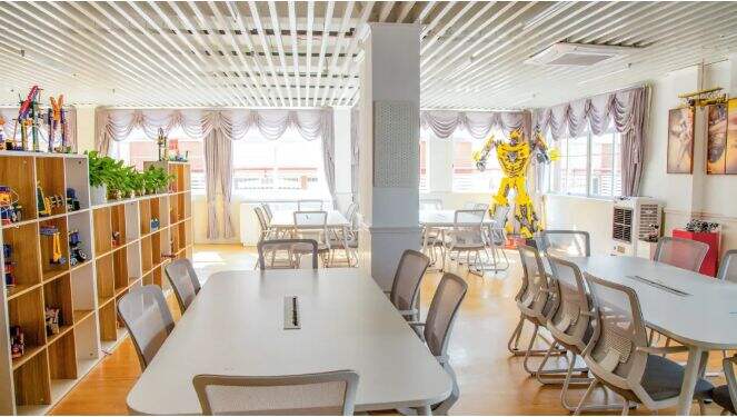 近日，华美外国语学校传来喜讯，成功获批高中办学资格，由&ldquo;九年一贯制学校&rdquo;变更为&ldquo;十二年一贯制学校&rdquo;（高中18个班576人）。这是学校发展历程中的重要里程碑，也是对学生、家长及社会各界长期以来关心和支持的肯定。