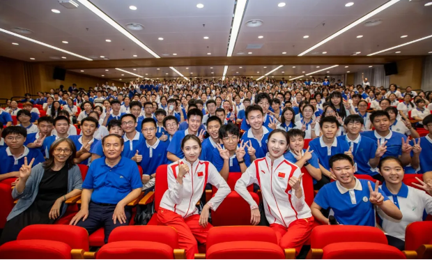 深圳中学：别开生面的&ldquo;冠军课&rdquo;！奥运冠军&ldquo;姐妹花&rdquo;来啦！