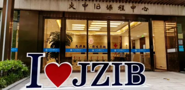 上海交中IB国际课程班2025年招收对象有哪些？一年学费多少钱？