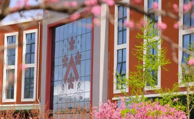 北京德威英国国际学校咋样？各年级都开设了哪些课程？