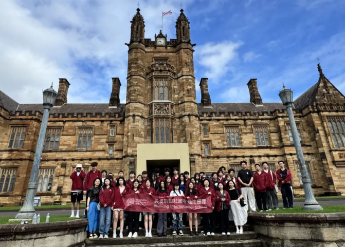 每學年的赴澳學籍注冊研學之旅已經成為了為明英澳國際高中課程的傳統(tǒng)，此次行程涵蓋阿德萊德、布里斯班、黃金海岸、悉尼及墨爾本五大城市。學生們不僅深度探訪澳洲頂尖學府，提前規(guī)劃升學路徑，更通過沉浸式體驗感受澳洲多元文化的魅力。