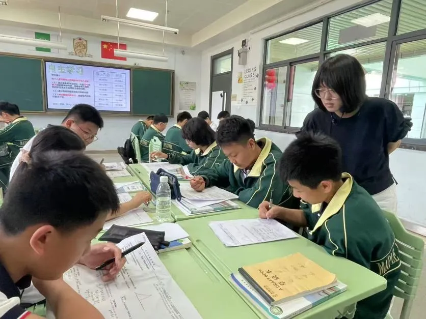 夏木成荫教研时，思维碰撞共成长。深圳市枫叶学校数学组王老师以一节生动高效的《探索三角形全等的条件》公开课，呈现了以学生为主体的学习课堂。课堂以学案为导航，通过小组合作、思维碰撞，引导学生抽丝剥茧探寻三角形全等的判定方法。