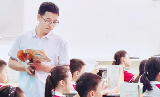 为深化教学改革，推动教育数字化转型，深圳市南山为明学校小学部近日开展了青年教师AI课堂展示活动。语文、数学、英语、科学、音乐、体育六大学科教师，以AI技术赋能教学创新，展现学科融合与科技赋能的实践探索。  AI赋能显巧思 多维互动激活力
