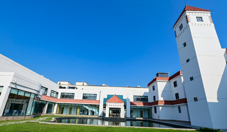北京市朝阳区赫德学校2025年高中部一年学费多少钱？高中部都开设了哪些课程？