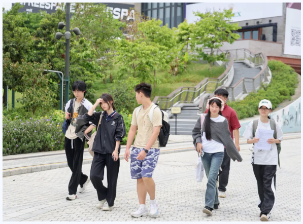 5月27日，博纳学校艺术课学生与HKDSE班的同学，一起踏上了一趟香港的特别旅程&mdash;&mdash;&ldquo;毕加索&mdash;与亚洲对话&rdquo;艺术展。他们漫游在世界级大师毕加索与千年东方艺术瑰宝隔空对话的艺术殿堂。一次跨越艺术专业与学科知识的社会实践融合，由此展开。