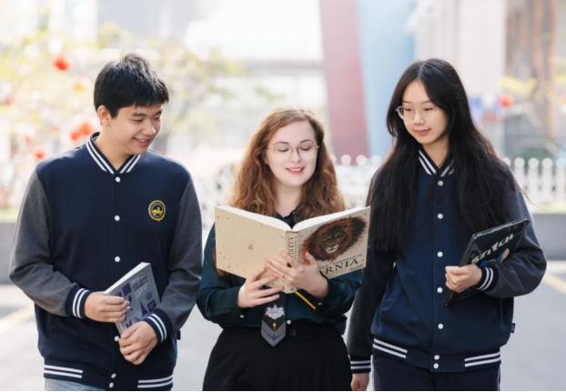 在教育国际化的浪潮中，每一个怀揣梦想的学子都渴望找到那片能让理想肆意生长的沃土。深圳市南山为明学校国际部，自 2011 年经深圳市教育局批准成立起，便以 &ldquo;培养具有中国灵魂、世界眼光的全球公民&rdquo; 为使命，率先成为深圳市首批教育国际化试点学校，在国际教育领域树立起一面鲜亮的旗帜。 为明学校国际部引进美国顶尖高中课程及澳大利亚南澳高考局 SACE 课程，融汇中外，打造优质国际教育，培养具全球胜任力的新时代人才。