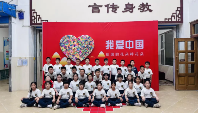 章丘雙語(yǔ)學(xué)校2022級(jí)青竹班,如同一方竹林,靜謐而堅(jiān)韌,由39位純凈如竹、堅(jiān)毅如竹的學(xué)子組成。他們雖身形稚嫩,卻已在風(fēng)雨中學(xué)會(huì)挺拔生長(zhǎng);他們雖不張揚(yáng),卻于悄然間綻放出生命的清香。