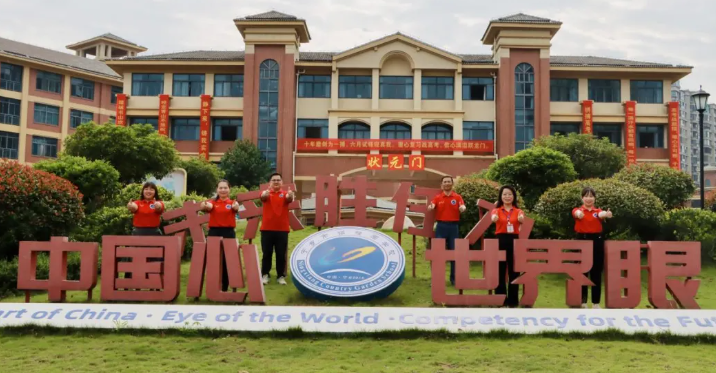 "十二年飲冰,難涼熱血"高三學(xué)生代表徐聞謙的發(fā)言如出鞘之劍,劃破晨光的寧靜。他用"教室沙沙的筆尖聲""走廊熱烈的解題討論"串聯(lián)起三年時(shí)光,字里行間盡是"黃沙百戰(zhàn)穿金甲"的孤勇決心。