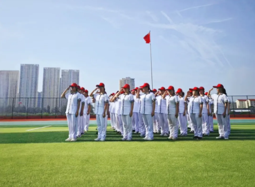 8月，当晨曦初染黄海之滨，杜威国际部2025级新生满怀着希冀与憧憬，开启了一段蕴含军旅情怀与协作精神的全新征程。  为期一周的军训，不仅是一场体能的试炼，更是一次精神的涅槃，学生们将在钢铁纪律与集体共振中，完成对自我与未来的重新定义。