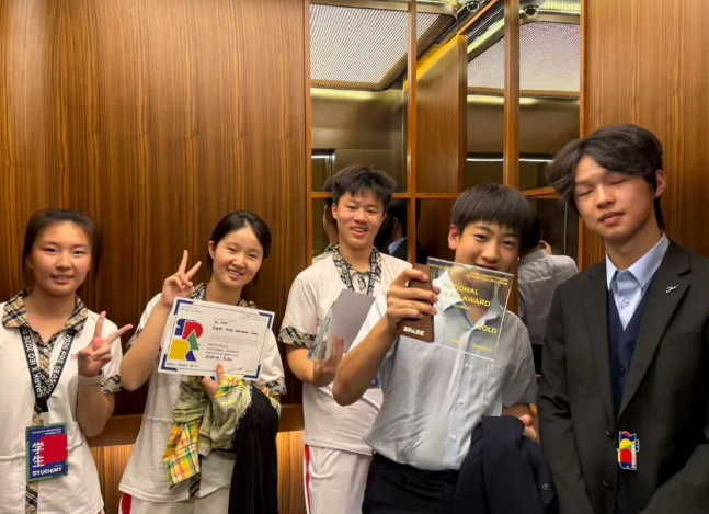 近日，由西交利物浦大学西浦国际商学院IBSS联合主办的Spark思维挑战赛全国赛盛大落幕，青岛杜威实验学校国际部Bridget Zhao、Rory Wu、Leo Zhang三位同学，历经4天3晚的智慧鏖战，以卓越表现斩获全国铜奖，全员晋级全球赛！  捷报频传的竞赛奖项，是杜威国际部学子用汗水与热爱筑就的又一里程碑，不仅展现了学子们媲美全球顶尖水平的学术素养，更深刻诠释了他们深切的社会关怀、前瞻的创新意识与坚实的团队协作精神。