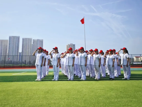 8月，当晨曦初染黄海之滨，青岛杜威国际部2025级新生满怀着希冀与憧憬，开启了一段蕴含军旅情怀与协作精神的全新征程。  为期一周的军训，不仅是一场体能的试炼，更是一次精神的涅槃，学生们将在钢铁纪律与集体共振中，完成对自我与未来的重新定义。