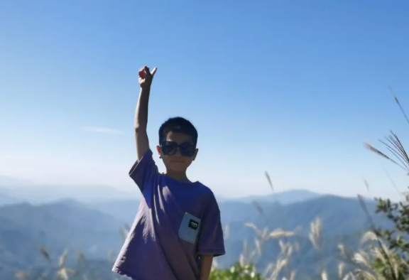 我是四一班朱镕鑫的妈妈:还记得孩子刚转入宁乡市碧桂园学校那天，他眼神满是对新环境的忐忑。作为家长，我满心焦虑：插班生能快速融入吗？他的腼腆会不会被忽略？这份担忧，却在短短几个月里，被孩子的蜕变慢慢抚平。  从&ldquo;不敢开口&rdquo;到&ldquo;畅所欲言&rdquo;：开放氛围解锁表达欲  刚入学时，孩子连上课举手都犹豫，更别提主动交流。但宁碧老师的&ldquo;魔法&rdquo;很奏效：课堂上用&ldquo;说出想法就很棒&rdquo;的鼓励卸下他的防线，小组讨论时特意分他到温暖团队。如今，常能看到他围在老师身边聊新闻、球星或课堂知识&mdash;&mdash;曾经躲在身后的腼腆小孩，已成能和师生&ldquo;打成一片&rdquo;的开朗少年。