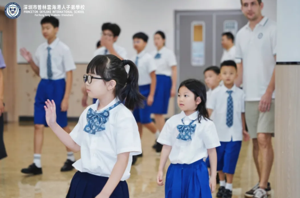 金秋九月，晨光正好，微风捎来新学期的期许。9月1日，普林云海校园里，灿烂的笑容铺满每一张脸庞，一场满含仪式感的开学典礼在此如期举行。  普林斯顿教育集团总校长叶赐添博士、深圳市普林云海港人子弟学校学术校长潘庆辉太平绅士、党支部书记及副校长翟惠龙先生、校长助理及教学与考务中心主任张兰女士，与全体师生齐聚校园。  以&ldquo;筑梦飞翔敢闯敢创&rdquo;为初心，共同开启新学期的成长征程，在庄重又温暖的氛围里，书写属于&ldquo;普林云海学子&rdquo;的全新故事。