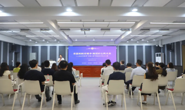 一缕秋风起，一场师徒约  9月11日下午  康礼2025年秋季“青蓝工程”师徒结对仪式举行  这是一场教育的接力，一次精神的传承  仪式以“青蓝相续育桃李，师道匠心筑未来”为主题  让经验与青春碰撞，让责任与希望相握