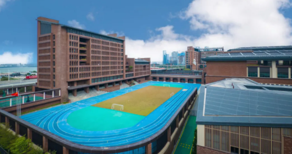 2025年9月1日，一则关于深圳哈罗港人子弟学校的招生调整消息引发广泛关注：该校宣布，自2025年秋季起，将不再招收持有香港临时身份的学生，招生范围严格限定为港澳台永居身份及外籍身份持有者。  这一政策变动，背后折射出这所&ldquo;年轻学校&rdquo;的快速成长轨迹&mdash;&mdash;建校尚不满两年，深圳哈罗港人子弟学校已稳步迈入发展新阶段。值得关注的是，即便该校早已凭借高昂的学费、高难度的入学考试，树立起&ldquo;高门槛&rdquo;的鲜明标签，此次身份限制进一步收紧后，大批内地港宝家庭的申请热情依旧未减。不少家长好奇，这所港系教育领域的&ldquo;黑马&rdquo;，究竟凭借什么魅力圈粉无数？今天，我们就来深入解读这所全国第一所提供哈罗品牌教育的香港DSE学校，看看其教育理念、课程设置究竟有何过人之处。