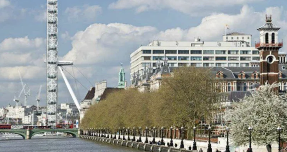 伦敦国王学院简介  伦敦国王学院（以下简称KCL），世界50强顶尖名校，英格兰第四古老的大学，拥有英国大学中唯一的战争系，是伦敦大学创校学院、罗素大学集团创始成员，被誉为&ldquo;金三角名校&rdquo;。  ●2026年QS世界大学排名第31位  ●拥有获AASCB认证，伦敦规模最大的商学院之一  ●共培养出16位诺贝尔奖得主、1位图灵奖得主等     新学年伊始，伦敦国王学院KCL的招生官Wicky老师走进了AISSU云海谷校园，为同学们带来了一场零距离的宣讲会。