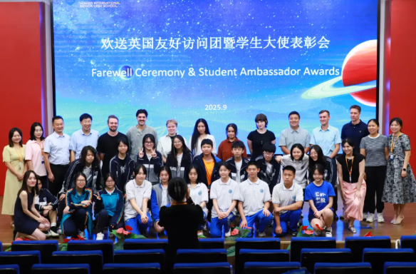 9月，一场跨越文化与国界的青春对话在长沙市弘益高级中学热烈展开。来自牛津大学、曼彻斯特大学等知名学府的代表团到访我校，与长沙弘益学子共启中西文化交流与多元升学的深度实践。这不仅是一次访学互动，更是我校持续推进国际化办学战略、拓宽学生全球视野的关键一环，延续了学校近年来在“大中衔接、国际合作、多元升学”方面的积极探索与丰硕成果。