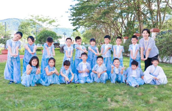 都说教育从来不是独行的旅程，而是眼与眼的看见、心与心的遇见。  是班级中师生一起的携手奋进，亦或是家庭与学校的一次次联动。我们无时无刻不在教育的细节里感受到爱的温度。