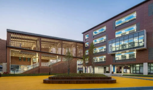 長(zhǎng)沙康禮·克雷格學(xué)校是由湖南未來(lái)集團(tuán)與康德教育集團(tuán)聯(lián)合創(chuàng)辦的一所涵蓋小學(xué)、初中、高中三個(gè)學(xué)段的12年一貫制民辦國(guó)際化學(xué)校。于2020年秋季正式開(kāi)學(xué)。長(zhǎng)沙康禮·克雷格學(xué)校是湖南省第一所獲得IB小學(xué)PYP、中學(xué)MYP、大學(xué)預(yù)科DP三個(gè)項(xiàng)目授權(quán)認(rèn)證的IB世界學(xué)校，并且在2025年入選京領(lǐng)中國(guó)國(guó)際學(xué)校品牌價(jià)值百?gòu)?qiáng)榜。