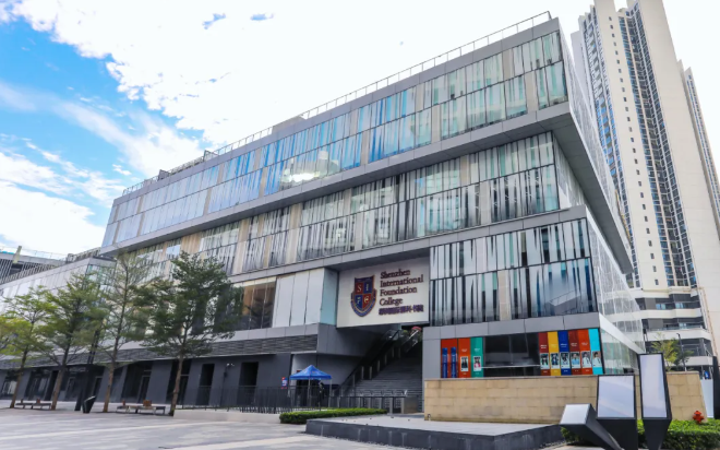 深圳国际预科书院是一所什么样的学校？  What Kind of School is SIFC?  深国预为学生提供融汇中西、文理兼备、体育与艺术一个都不能少的通识教育，是一所着力于培养“人”的国际高中。  SIFC is an international high school dedicated to cultivating well-rounded individuals.We provide a comprehensive liberal arts education that seamlessly integrates Chinese and Western cultures,balances both liberal arts and sciences,and considers physical education and the arts as essential components.