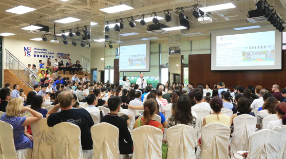 当苏格拉底在雅典集市点燃思想的火炬，  当孔子在洙泗之滨开启"有教无类"的先河，  教育的本质从未改变&mdash;&mdash;它是光的传递，它是启蒙的照耀，它是让每个人发现内心的光亮。  2015年，当深圳的国际化教育尚在探索之时，我们已在观澜湖这片热土上点燃第一束光&mdash;&mdash;这束光，源自东方教育的深厚底蕴，融汇英式教育的精粹，照亮了一条从容而深远的办学之路。