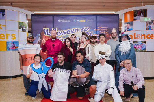 当创意表达遇见文化理解，教育便成为一场拥抱世界的旅程。十月的最后一天，PSIS 校园变身文化盛宴现场，将 IB PYP超学科主题 &ldquo;我们如何表达自己&rdquo; 融入万圣节，打造多元文化体验。