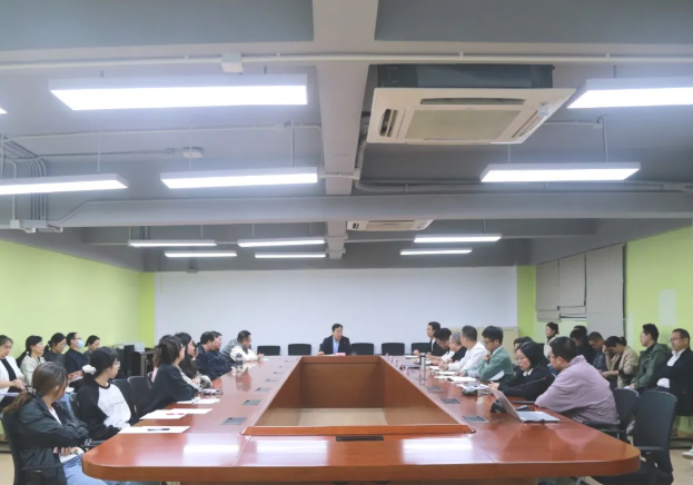 为全面复盘高三集团联考质量、强化教师专业成长、明确下一阶段备考方向，我校11月4日下午，顺利召开2026届高三集团一调质量分析会。此次会议分别围绕高三集团一调成绩深度解读、10月高三教学常规检查（含集团联考青年教师考试反馈）、高三下一阶段备考工作指导三大核心板块展开研讨，为高三冲刺精准把脉，筑牢联考赋能、质量提升的备考根基。