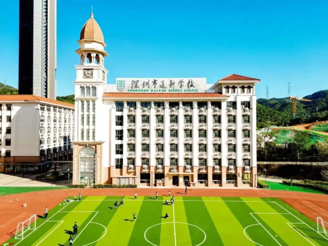 作为深圳基础教育阶段国际化办学的先行者，深圳市南山区道新学校（原深圳道尔顿新华公学）凭借鲜明的办学特色、优异的升学成果和高性价比，成为众多家庭的择校优选。学校不仅是市、区级优质特色教育项目，更是国内首家通过国际道尔顿教育协会认证的学校，在国际化教育实践领域成果斐然。