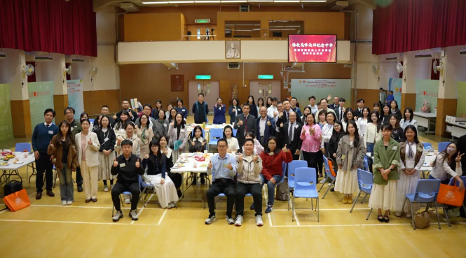 專業，是一所學校長遠的底氣  Professionalism gives a school lasting strength  一所真正重視學生未來的學校，必然同樣重視教師的專業成長。  在鯨帆港人子弟學校，教師發展並非短期安排，而是長期而有方向的專業累積，緊扣教學核心，也回應學生真實的學習需要。  透過持續的專業培訓與校際交流，鯨帆不斷拓展教育視野，讓教學始終與香港教育現場保持緊密連結，為學生奠定穩固而具前瞻性的學習基礎。  A school that values students&rsquo;futures also invests in the growth of its teachers.  At Kingfan Hong Kong Children School,teacher development is a long-term commitment closely connected to classroom teaching and students&rsquo;learning needs.  Through ongoing training and collaboration with Hong Kong schools,Kingfan ensures high-quality teaching and a strong foundation for students&rsquo;future learning.