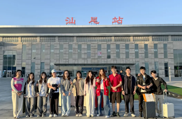 支教是一场跨越山海的约定，是知识与心灵的双向滋养。今年 11 月，深圳新福景双语学校的支教团队&ldquo;Amity Sparkle&rdquo;带着精心筹备的课程与满心热忱，先后走进渔村小学、西联小学与特殊学校，用音乐、科学、手工与心灵引导，为孩子们的童年添上浓墨重彩的一笔，也在陪伴中收获了属于自己的成长。