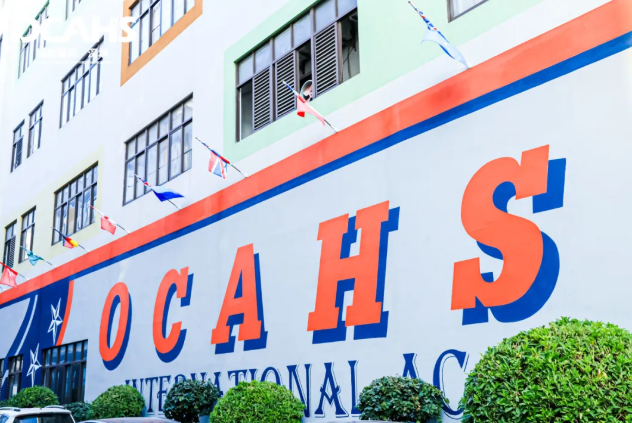 橘郡美高是一所源自美国加州第一、以科技和创新为特色的全球连锁学校；一所由世界顶级名校教授联合创立的菁英美式学校；一所为学生提供量身定制的课程和规划的个性化学校。