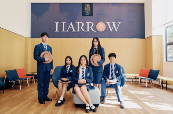 八桂独秀，中西融合  培养具有&ldquo;中国灵魂，国际视野&rdquo;的  未来领航者  在这里，离你的梦想仅有一步之遥。  欢迎心怀梦想的莘莘学子  从哈罗南宁高中部启程未来！