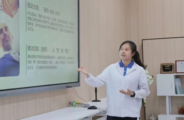 近日，新福景DSE项目邓佩琪主任与学生范怡伶Elaine展开了一场真诚而深入的对话。作为一名转学生，Elaine坦诚分享了自己如何在新环境中一步步从不安走向从容、从摸索走向主动的成长历程。也让我们看到学校如何通过系统的支持、科学的课程规划与尊重的教育，陪伴学生走过从焦虑到从容的成长阶段。  她的故事，也是许多插班生的缩影&mdash;&mdash;在新福景，他们不仅找到了适合的成长路径，更找到了表达自我、拓展能力的舞台。