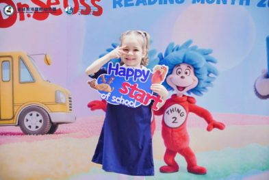 当春日的第一缕阳光轻抚校园，熟悉的欢声笑语再次在深圳普林云海国际幼儿园上空回荡。我们以一场充满书香与创意的&ldquo;Dr.Seuss阅读月&rdquo;开营仪式，为新学期写下温暖的序章。  When the first rays of spring sunshine touch the campus,familiar laughter echoes over the kindergarten again.We wrote a warm prelude to the new semester with the opening ceremony of"Dr.Seuss Reading Month",which was full of books and creativity.On this day,in the fantasy world of picture books,children met surprises,harvested growth,and started a beautiful journey about reading and working together.