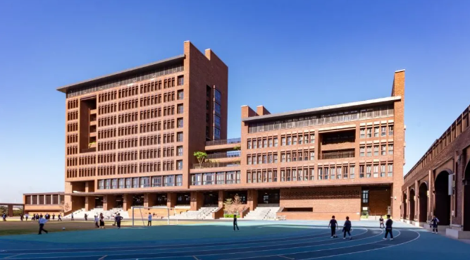 2026年，深圳前海哈罗港人子弟学校以&ldquo;精粹港学，科创赋能，培育湾区领航者&rdquo;为特色与使命，依托深耕大湾区的办学经验，以及亚洲K-12国际化教育25载的资源积淀，将英国哈罗公学450年的全人教育底蕴与时代教育需求相融，为学生打造多元的升学发展路径，助力湾区学子成长为国际化领航人才。以下从学校核心办学信息、招生要求、课程体系等多方面，为家长和学生带来全面且详细的入学解读。